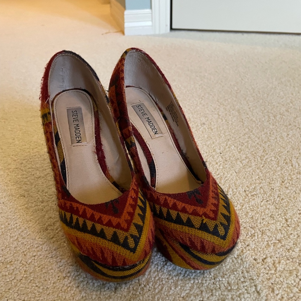 Steve Madden Red & Yellow Woven-Pattern Statement Heels Size 7 · Spring/Summer